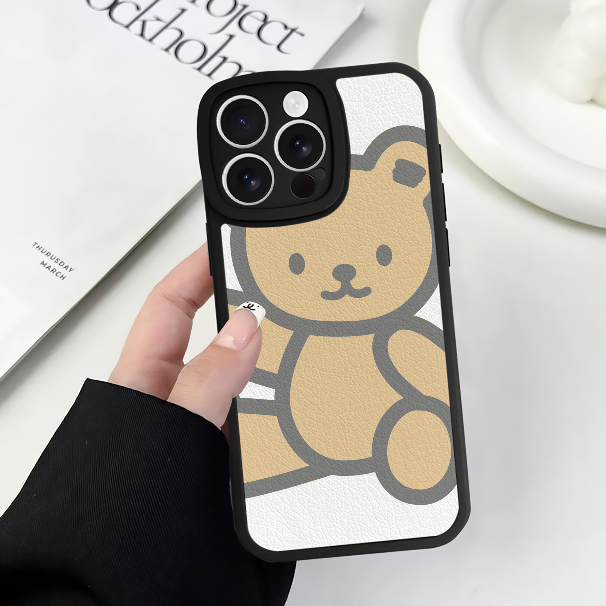 （画像用） Hello Kitty ハローキティ 【iPhone 16シリーズ対応】シリコンスマホケース（レザー調） 材質：シリコン
